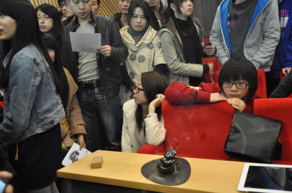 贾伟央美讲座现场，同学们正在欣赏“高山流水”香台.JPG