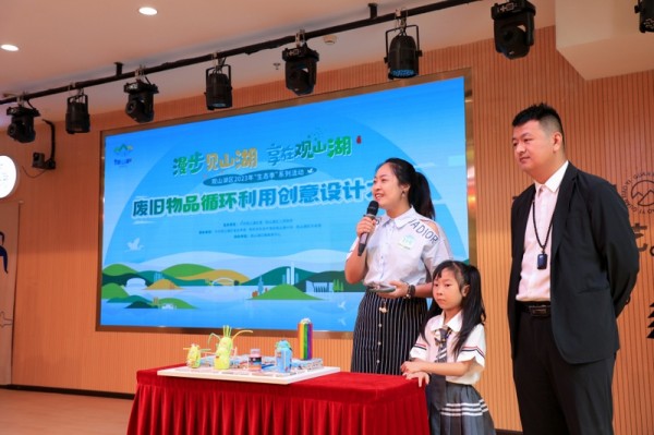 参赛队员展示并介绍作品.jpg