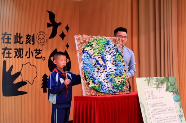 参赛队员展示并介绍作品1.jpg