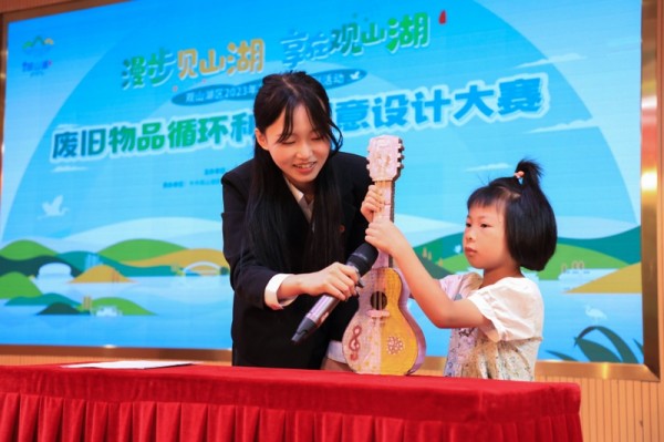 参赛队员正在介绍自己的作品.jpg