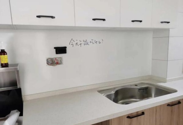 以后厨房别再贴瓷砖了，这种新材料即实用又环保