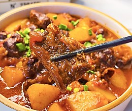 #肉食主义狂欢# 开胃下饭的番茄土豆炖牛腩,牛肉软烂入味的做法