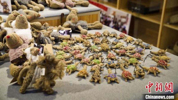 手工坊内展示的麻编手工艺品。　乔占云 摄