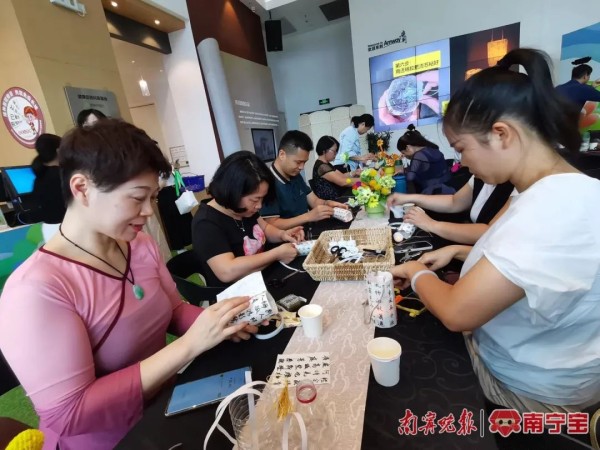 市民用回收的塑料瓶子制作古风灯笼
