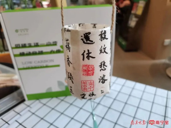 市民用回收的塑料瓶子制作古风灯笼