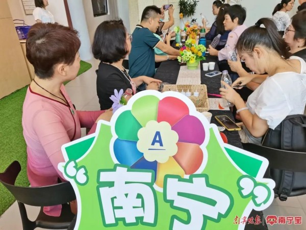 活动现场,大家在做旧物改造