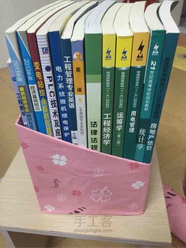 超简单废旧物DIY收纳小书架 第5步