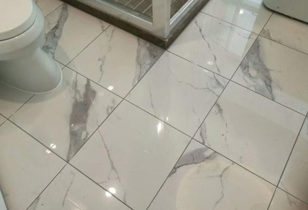 瓷砖发霉发黑怎么办？试试4种材料抹在缝隙上，美观还实用