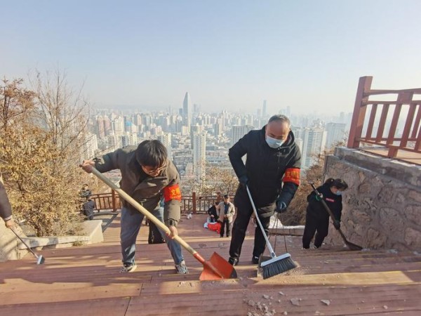 △兰山公园建设管理委员会工作人员清扫台阶冰雪。