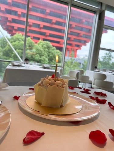 王品免费送的生日蛋糕好大！世博园这家景色好好