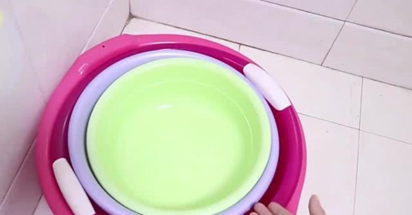 家里塑料盆太多？教你一招不占地方收纳法，学会受用一生！