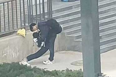 辣妹的美腿扭成了麻花！24个公共场所站姿奇怪的人
