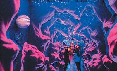 重庆市一商场建有魔缘星座馆,梦幻般的景色吸引了不少市民游客前来参观拍照。 孙凯芳摄(人民图片)