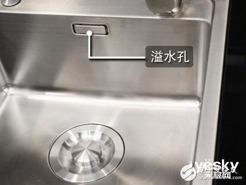 水槽溢水孔容易被人忽略不安装，而水池溢水罪魁祸首原来就是它