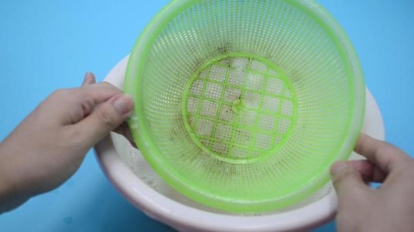 不管多脏的洗菜篮，教你清洁绝招，轻轻一擦就干净，看完涨知识了