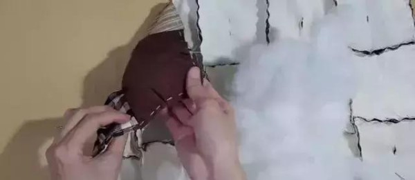 旧衣服改造坐垫，不比买的差哦，附详图教程