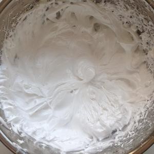裱花玫瑰（自学党练习用，省钱大法，）ps：乳化油100g才5块左右，20g就能打发一大堆。。。。。的做法 步骤2