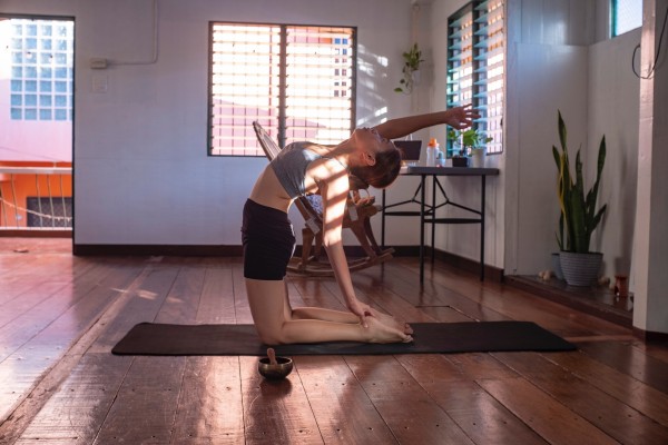 mujer haciendo ejercicio de gimnasio en casa