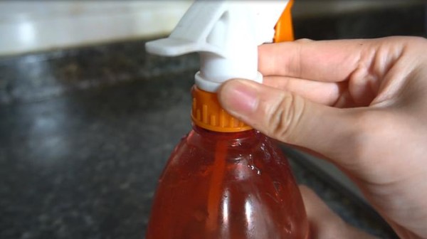灶台瓷砖油腻腻又难擦？只需加3样东西，轻松擦除油渍又快又干净