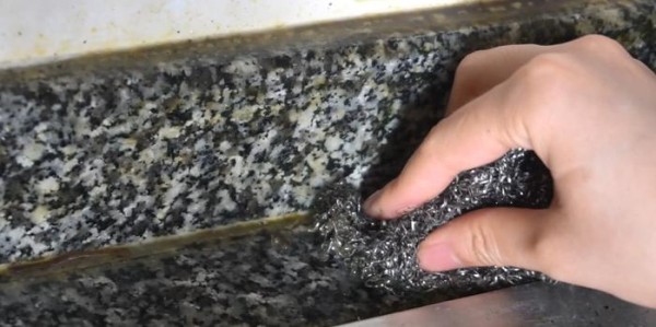 灶台瓷砖油腻腻又难擦？只需加3样东西，轻松擦除油渍又快又干净
