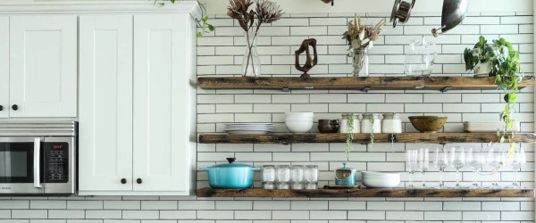 Trucos para organizar los estantes abiertos de la cocina