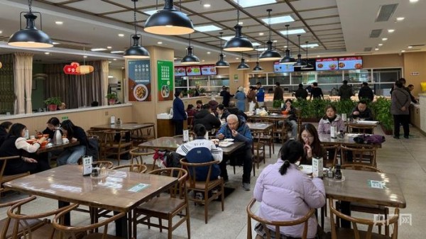 居民在迎泽区南官坊社区食堂就餐(央广网实习记者 吴浩楠 摄)