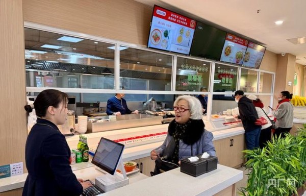 居民在迎泽区南官坊社区食堂点餐(央广网实习记者 张錾节 摄)