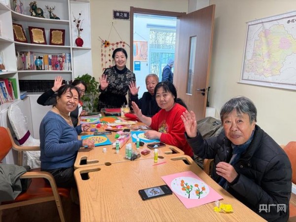 老人们在社区食堂做手工(央广网实习记者 张錾节 摄)
