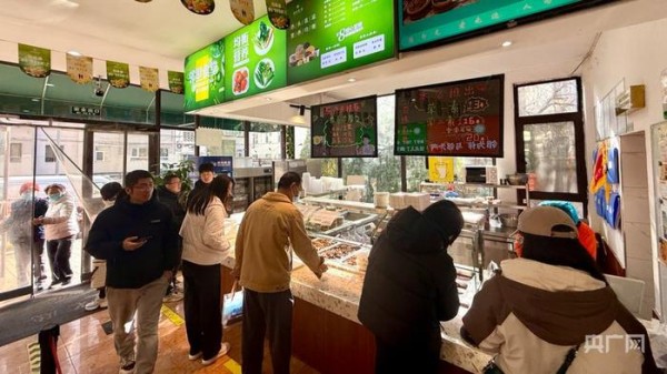 食客在耐火社区食堂点餐(央广网实习记者 吴浩楠 摄)