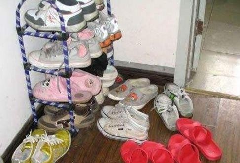 老婆就用一个小绝招，就把鞋子收拾好了，家里鞋子再多也不用担心