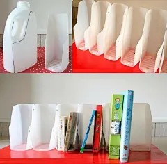 【酸奶塑料瓶不要扔 手工改造成漂亮的书架】 小伙伴们，今天小编给大家带来的手工是一篇关于旧物改造的手工，非常的简单但是极其的实用和有创造力噢。相信您看完之后会感叹原来创意搭配手工之后是如此的具有创造力和感叹手工的神奇的。原本只能丢掉的废物经过我们的一双巧手简单改造之后就能焕发出新的生命力。 这篇手工是将大的酸奶塑料瓶改造成漂亮的书架，需要的工具主要就是酸奶的瓶子，然后是剪刀，画笔，接口的地方可以用现成的扣件，一般文具用品店有的买。要么可以用胶水或者用针线穿插也是可以的，既然是手工那么大家可以充分