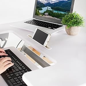 升降桌上放置键盘和手机的设计