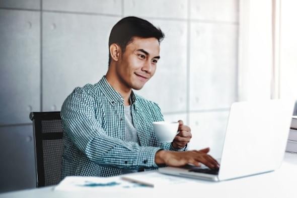 Man wearing a buttoned t-shirt is engaged in an article discussing why thousands of users have switched to Splashtop