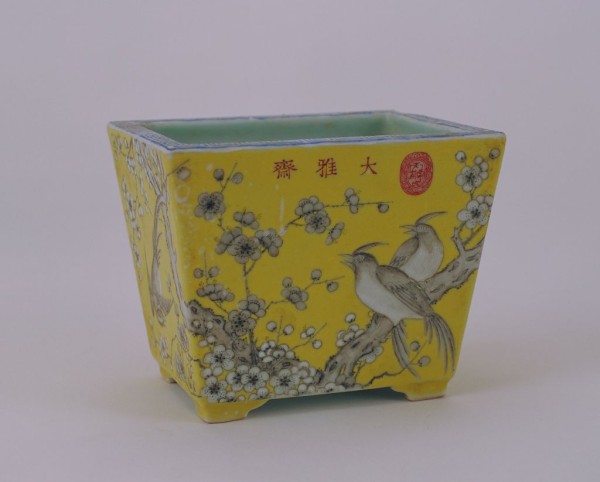 黄地墨彩花鸟纹长方小花盆