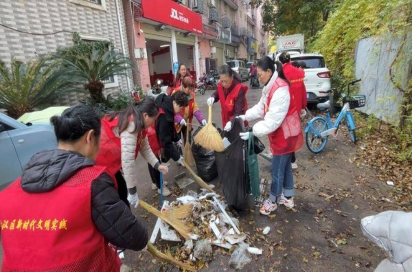 20241205江汉区汉兴街道常远里社区“冬日里的一抹“红” 清洁家园进行时”.docx