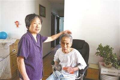 为让痴呆老伴体面生活 女子制作30多样家居护理产品