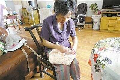 为让痴呆老伴体面生活 女子制作30多样家居护理产品