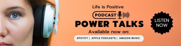 左侧是戴着白色耳机的女子面部特写。右侧的文字为“Life is Positive Podcast Power Talks”,可在 Spotify、Apple Podcasts 和 Amazon Music 上收听。收听我们的节目,养成放松的习惯。有一个黑色星形的“立即收听”按钮。