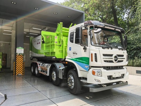 LNG垃圾转运车近日在南山区投入使用。.jpg