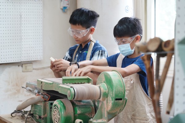 苗栗县三湾乡三湾国小大坪分校「大坪小食堂 Food Lab」由学生亲手打造教室橱柜上独一无二。(照片/教育部提供)