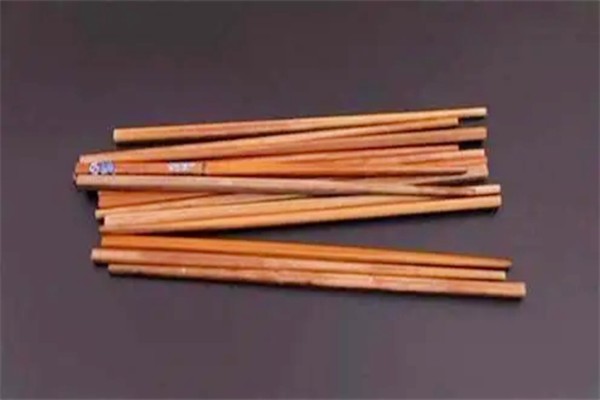 废旧筷子别扔了，绑上几根绳子放阳台，用途真不错，解决大烦恼