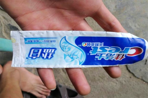 空牙膏皮别扔了，剪一刀放厨房用途真不错，解决不少烦恼，涨知识