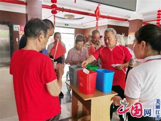 红橙青绿 “绘”出老人多彩晚年生活