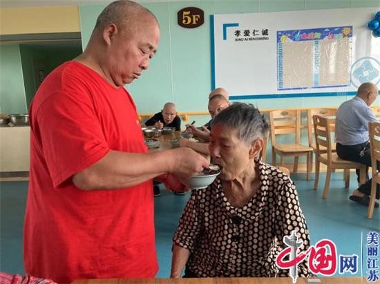 红橙青绿 “绘”出老人多彩晚年生活