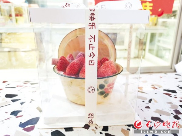 另一家蛋糕店内，打包好的搪瓷盆草莓蛋糕。均为长沙晚报全媒体记者 陈星源 摄