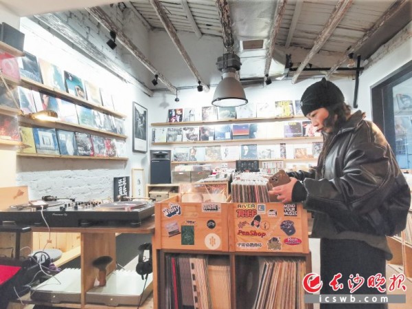 消费者在店内挑选二手黑胶唱片。