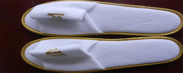 穿布拖鞋.png