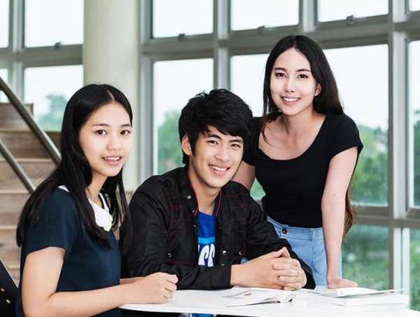 2021年去英国就读牛津大学一年的学费是多少钱?生活费是多少?