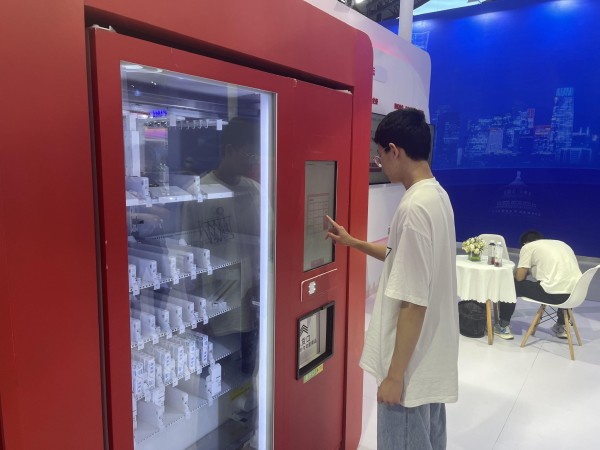 消费者在展会现场体验无人派样机。吴博峰/摄