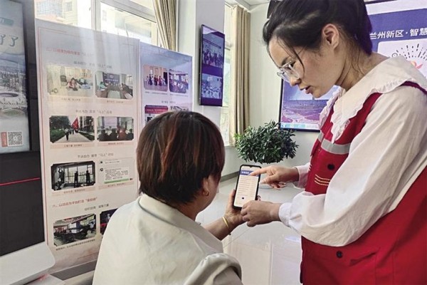 社区工作人员为居民讲解平台使用方法